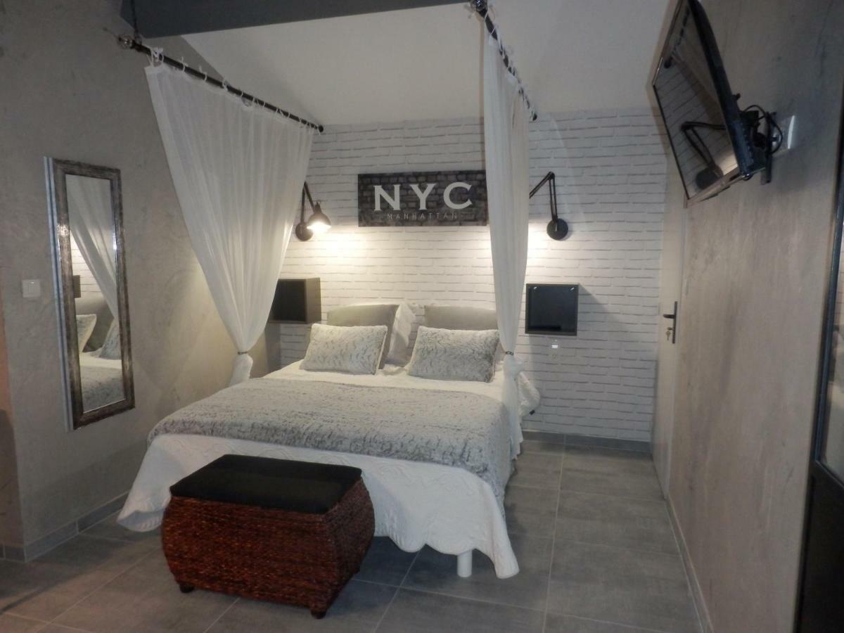 Mas Les Vieux Chenes Bed & Breakfast Льомбеск Екстериор снимка