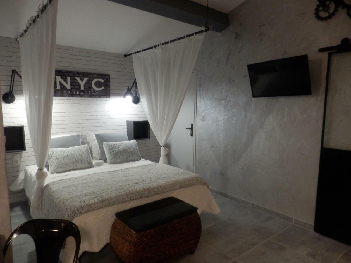 Mas Les Vieux Chenes Bed & Breakfast Льомбеск Екстериор снимка